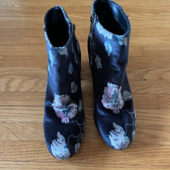 Circus by Sam Edelman Velvet Floral Bootie.  Size 8.5. - Picture 4 of 12